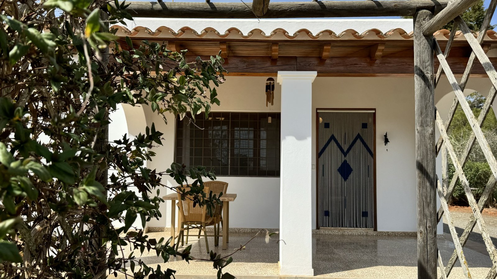 Cala Pada: ANNUAL RENT. Detached house near the beach of Cala Pada, Santa Eulalia, Ibiza. 3 bedrooms, 2 bathrooms, swimming pool and garden 