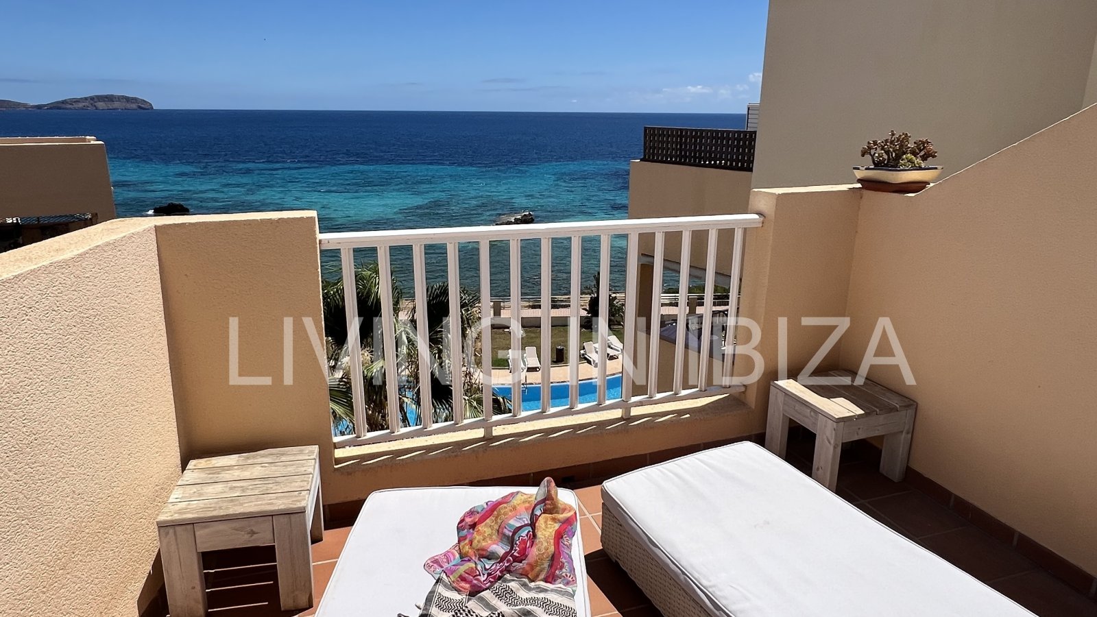 Cosy furnished, fully equipped Mediterranean-style flat with swimming pool for sale in Es Canar, in the municipality of Santa Eulalia del Rio, Ibiza