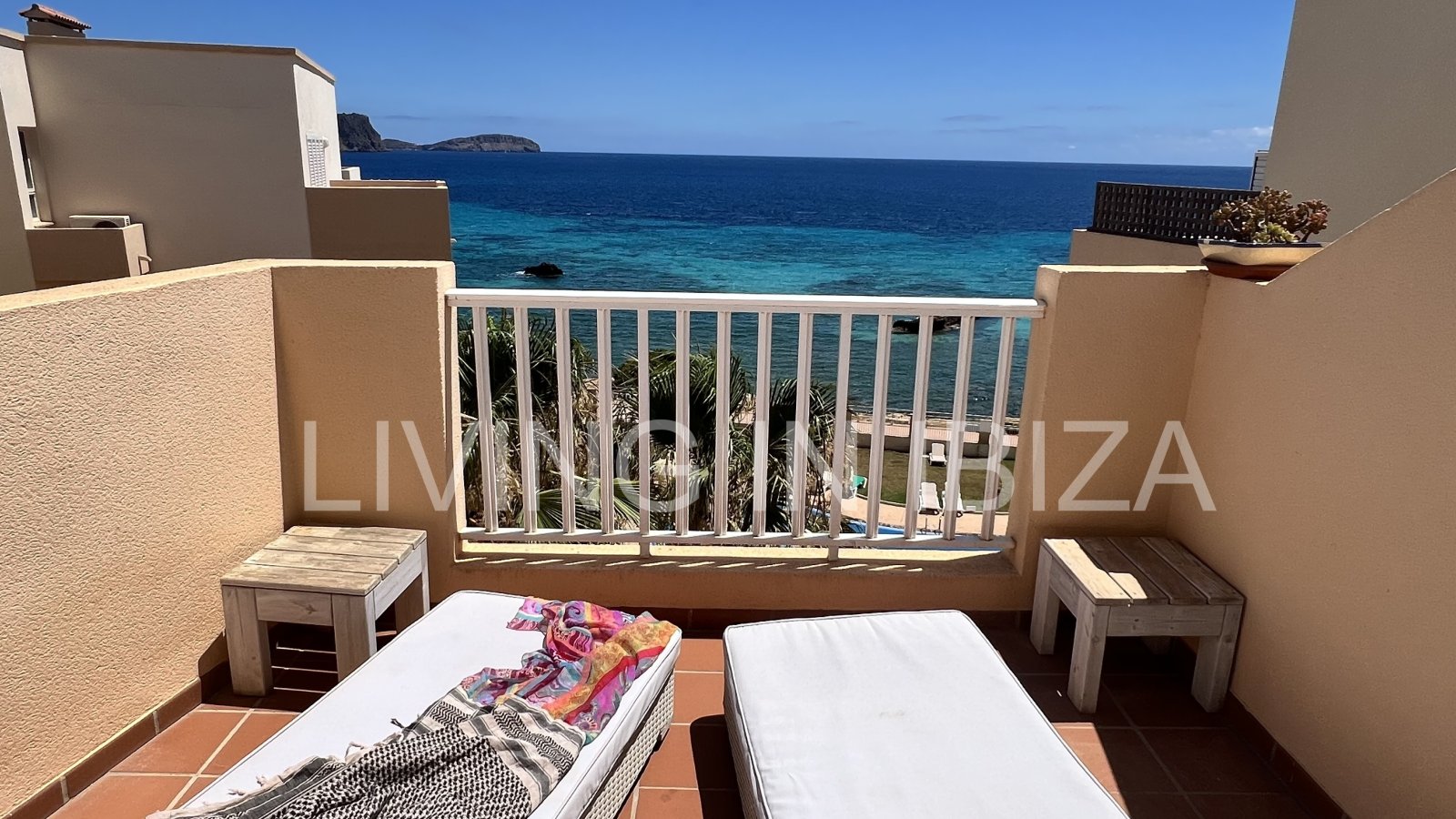 Cosy furnished, fully equipped Mediterranean-style flat with swimming pool for sale in Es Canar, in the municipality of Santa Eulalia del Rio, Ibiza