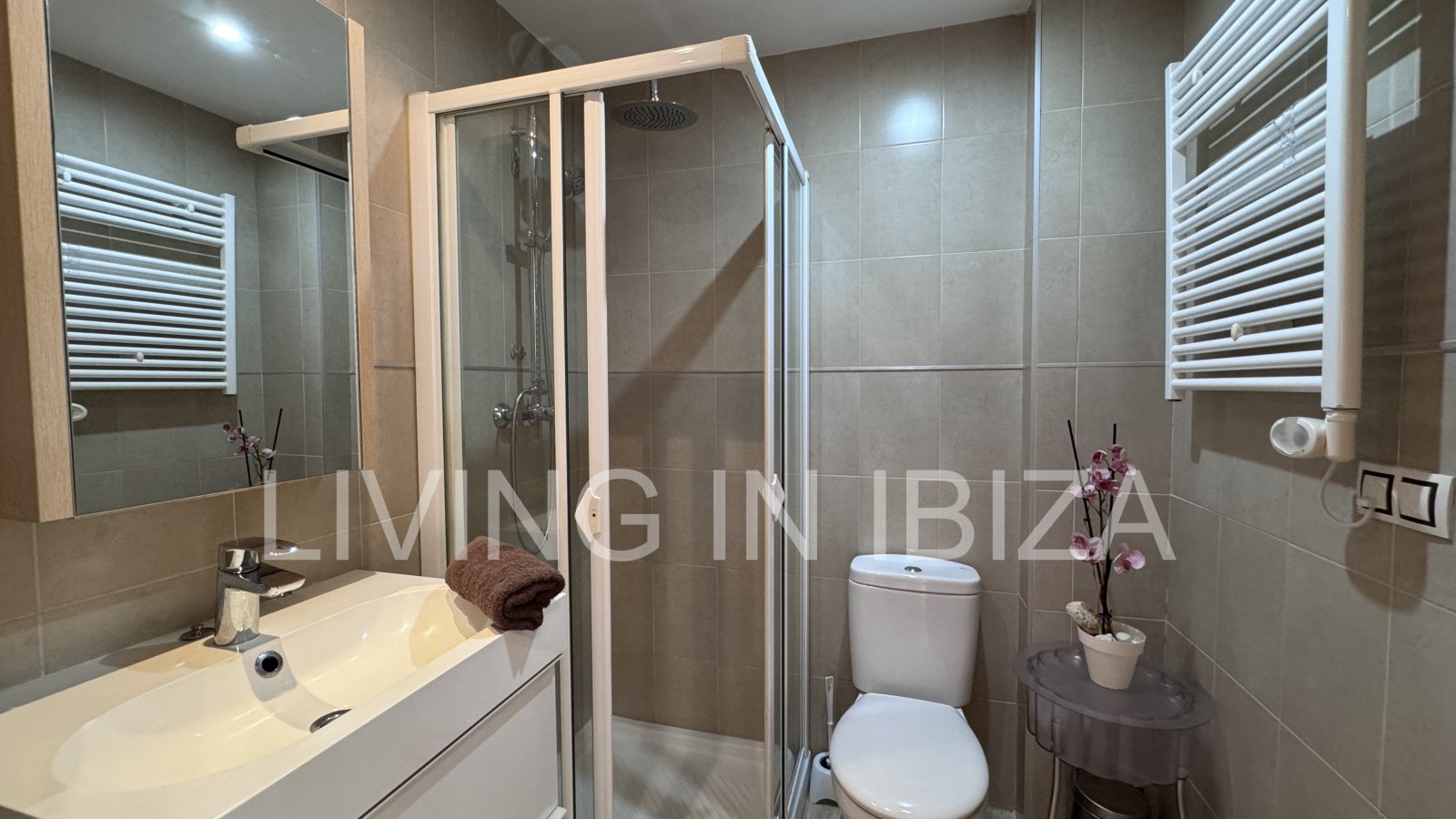 Bright and comfortable 2 bedroom ground floor apartment with terrace, pool, garage, near the beach in Santa Eulalia, Ibiza for long term rental