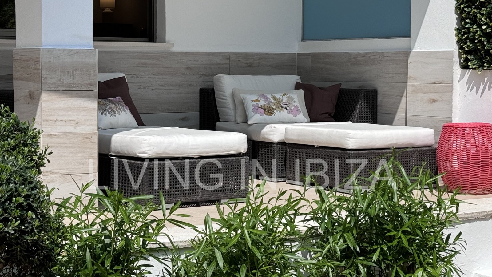 Bright and comfortable 2 bedroom ground floor apartment with terrace, pool, garage, near the beach in Santa Eulalia, Ibiza for long term rental