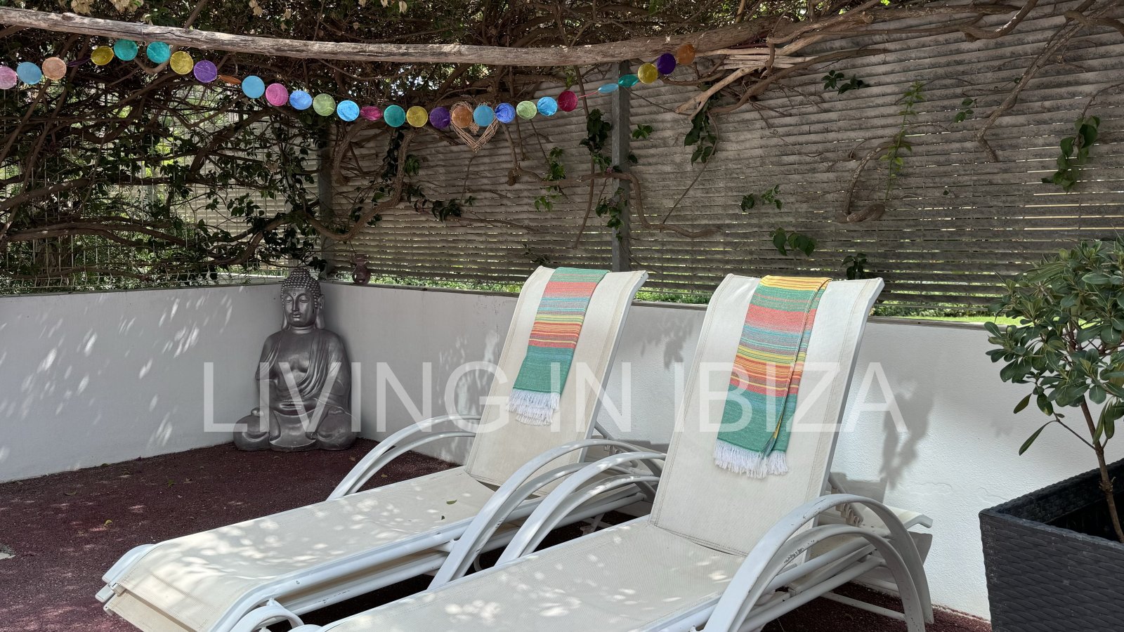 Bright and comfortable 2 bedroom ground floor apartment with terrace, pool, garage, near the beach in Santa Eulalia, Ibiza for long term rental