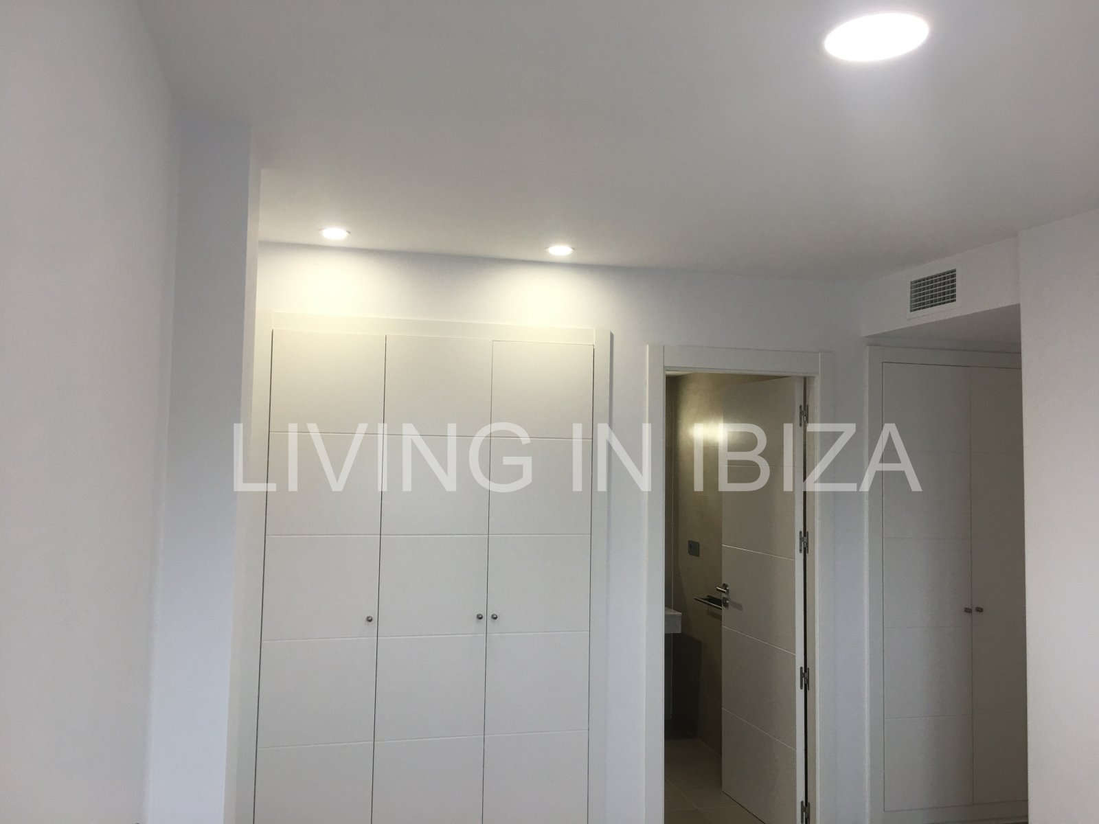 Penthouse Tagomago, is an attractive and modern brand new unfurnished penthouse in a luxury development in the town of Santa Eulalia del Rio