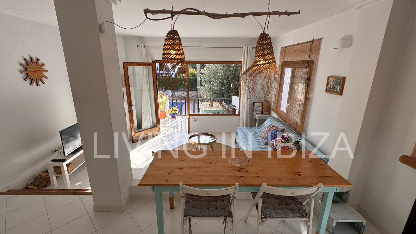 Seasonal rental: Charming penthouse furnished and equipped for rent from 1.05 to 31.10 in a residential area of Siesta, Santa Eulalia, Ibiza