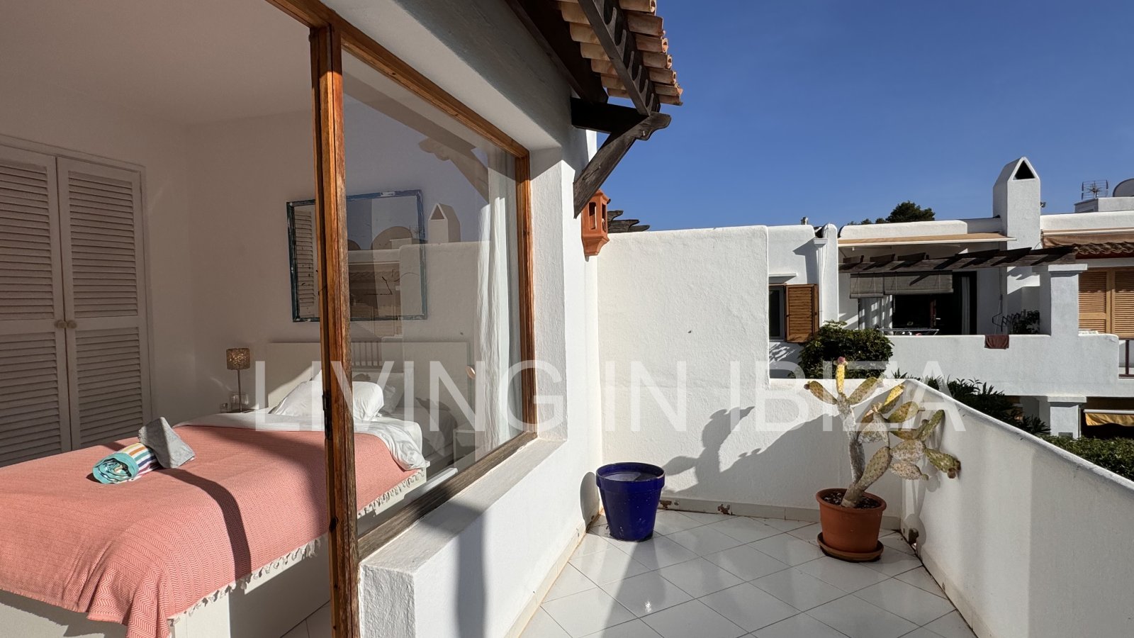 Seasonal rental: Charming penthouse furnished and equipped for rent from 1.05 to 31.10 in a residential area of Siesta, Santa Eulalia, Ibiza
