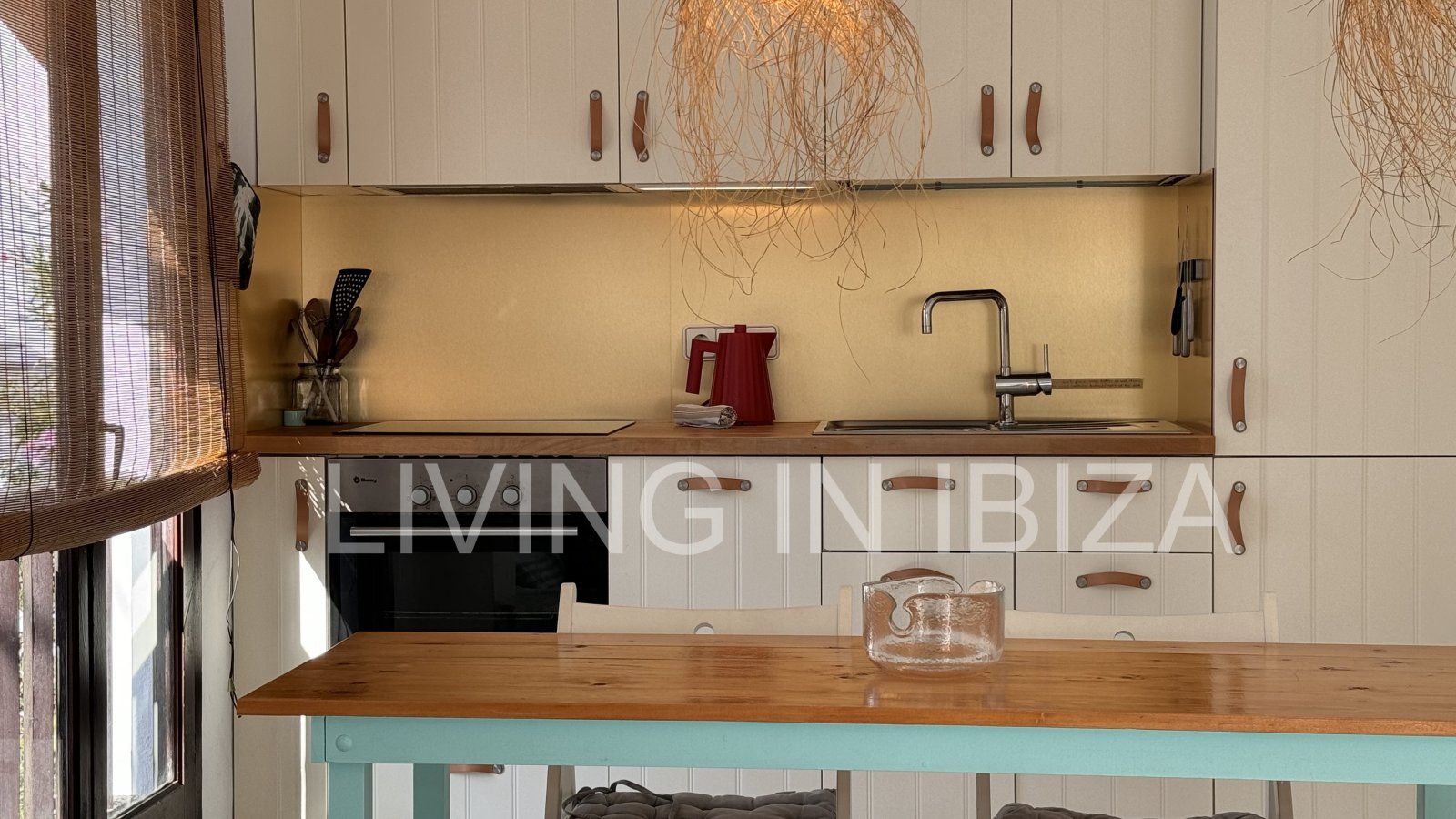 Seasonal rental: Charming penthouse furnished and equipped for rent from 1.05 to 31.10 in a residential area of Siesta, Santa Eulalia, Ibiza