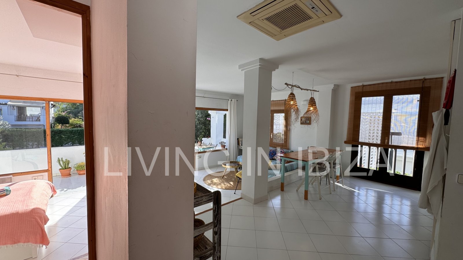 Seasonal rental: Charming penthouse furnished and equipped for rent from 1.05 to 31.10 in a residential area of Siesta, Santa Eulalia, Ibiza