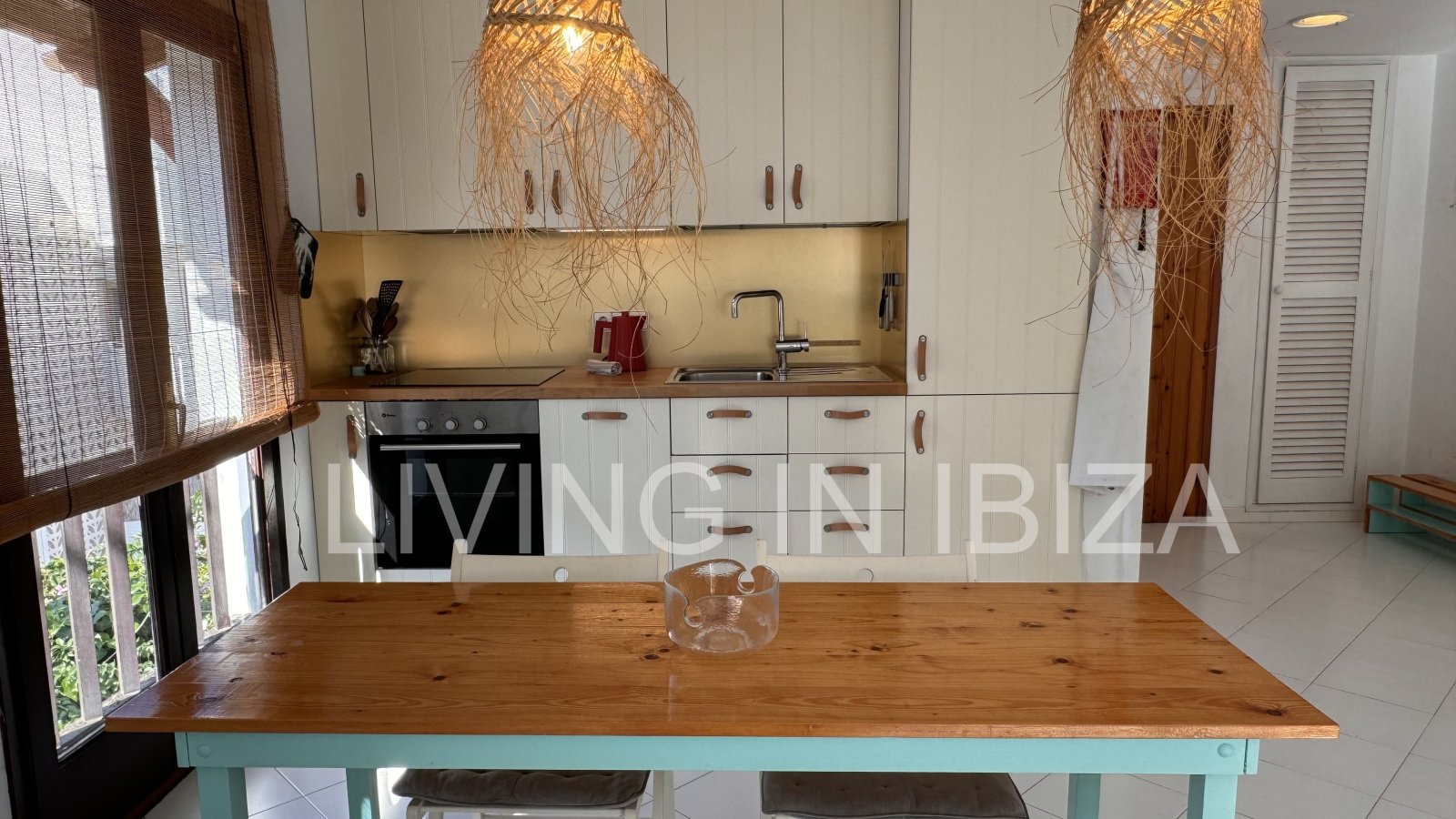 Seasonal rental: Charming penthouse furnished and equipped for rent from 1.05 to 31.10 in a residential area of Siesta, Santa Eulalia, Ibiza