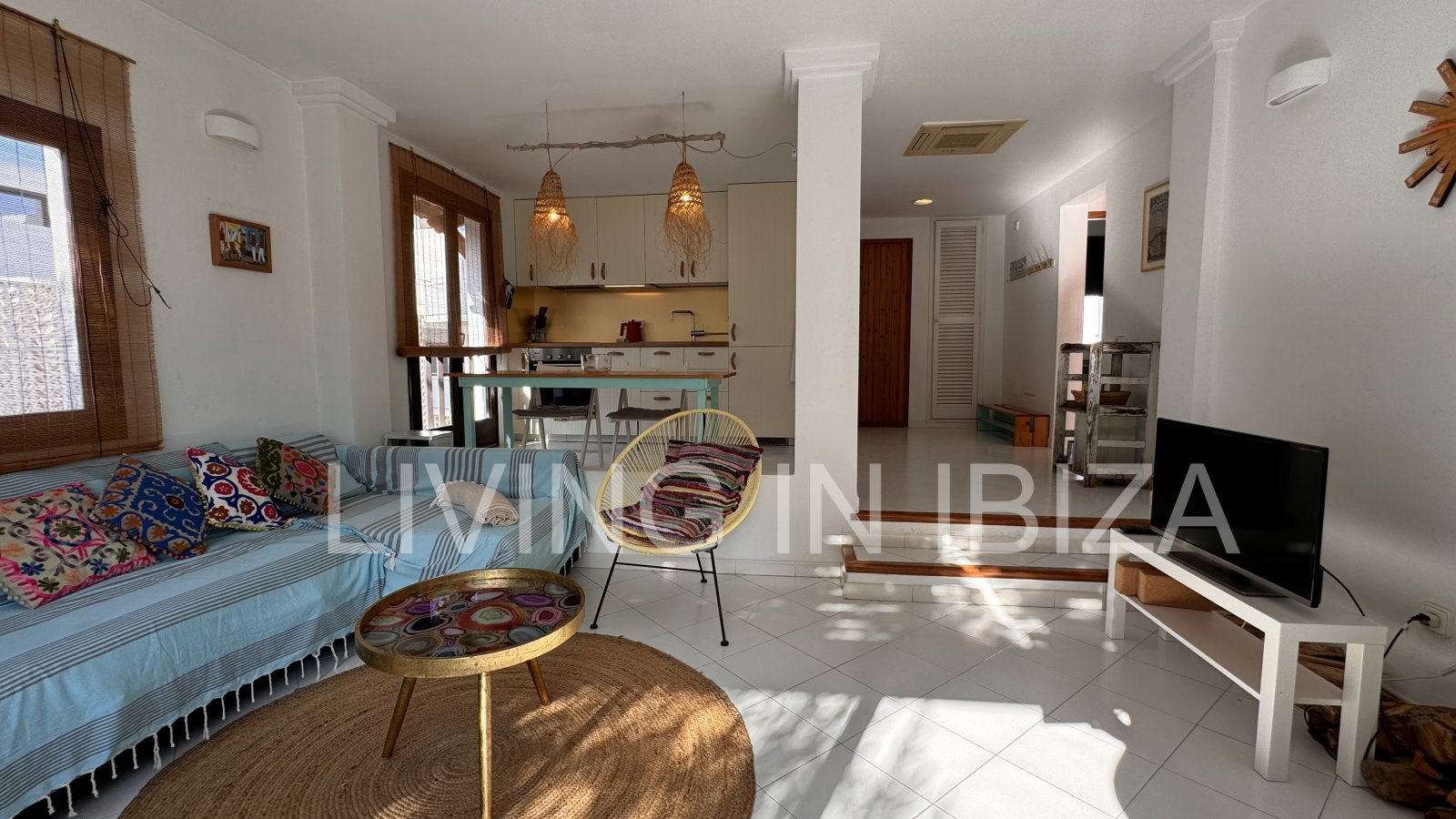 Seasonal rental: Charming penthouse furnished and equipped for rent from 1.05 to 31.10 in a residential area of Siesta, Santa Eulalia, Ibiza