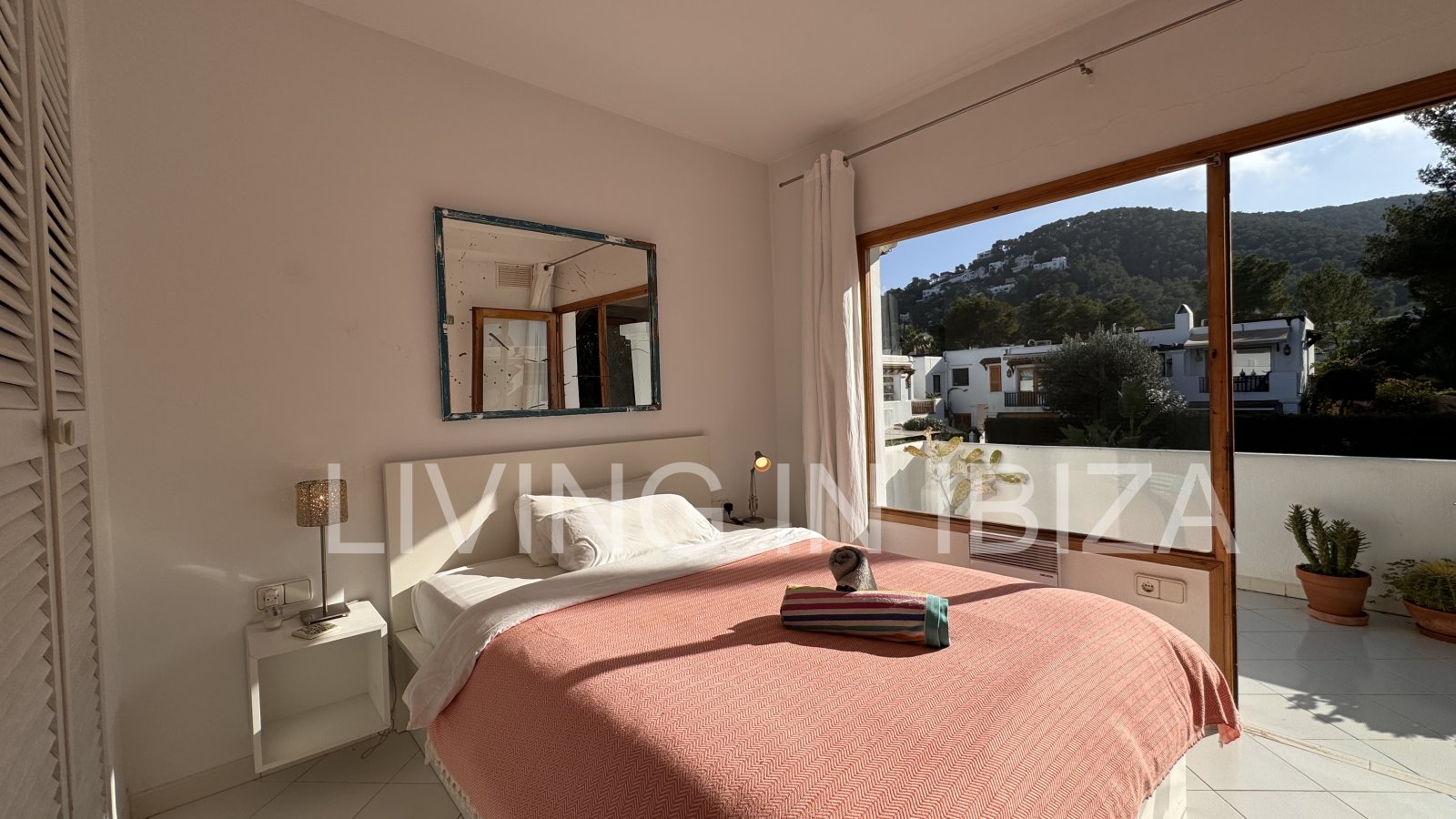 Seasonal rental: Charming penthouse furnished and equipped for rent from 1.05 to 31.10 in a residential area of Siesta, Santa Eulalia, Ibiza