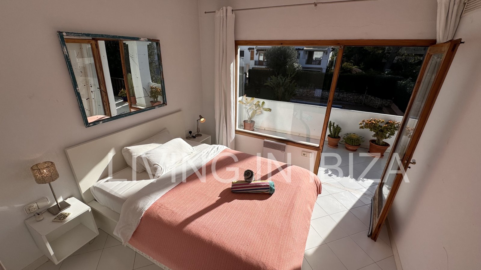 Seasonal rental: Charming penthouse furnished and equipped for rent from 1.05 to 31.10 in a residential area of Siesta, Santa Eulalia, Ibiza
