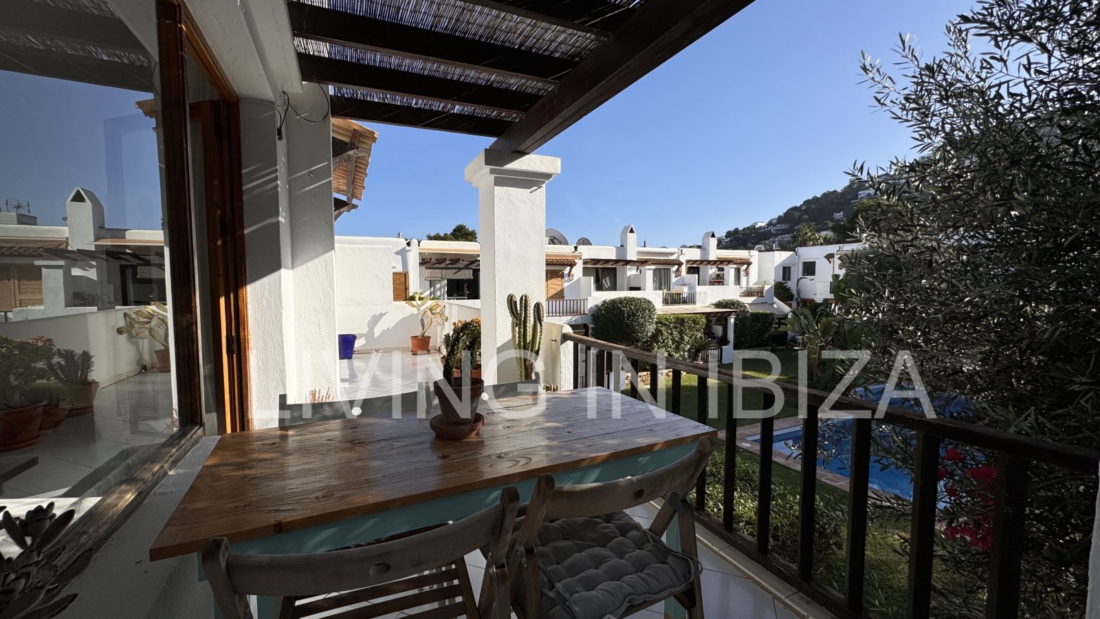 Seasonal rental: Charming penthouse furnished and equipped for rent from 1.05 to 31.10 in a residential area of Siesta, Santa Eulalia, Ibiza