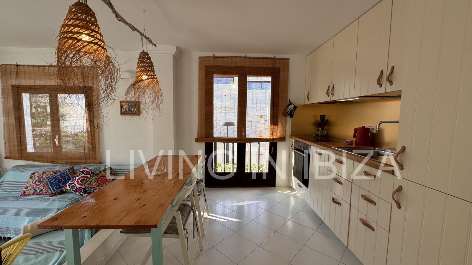 Seasonal rental: Charming penthouse furnished and equipped for rent from 1.05 to 31.10 in a residential area of Siesta, Santa Eulalia, Ibiza