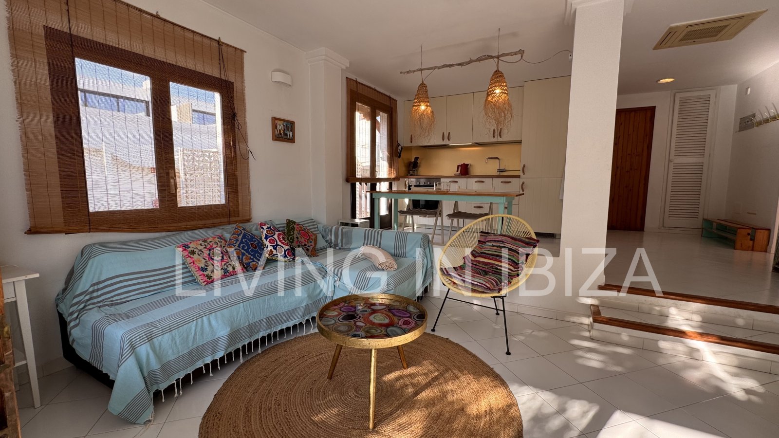 Seasonal rental: Charming penthouse furnished and equipped for rent from 1.05 to 31.10 in a residential area of Siesta, Santa Eulalia, Ibiza