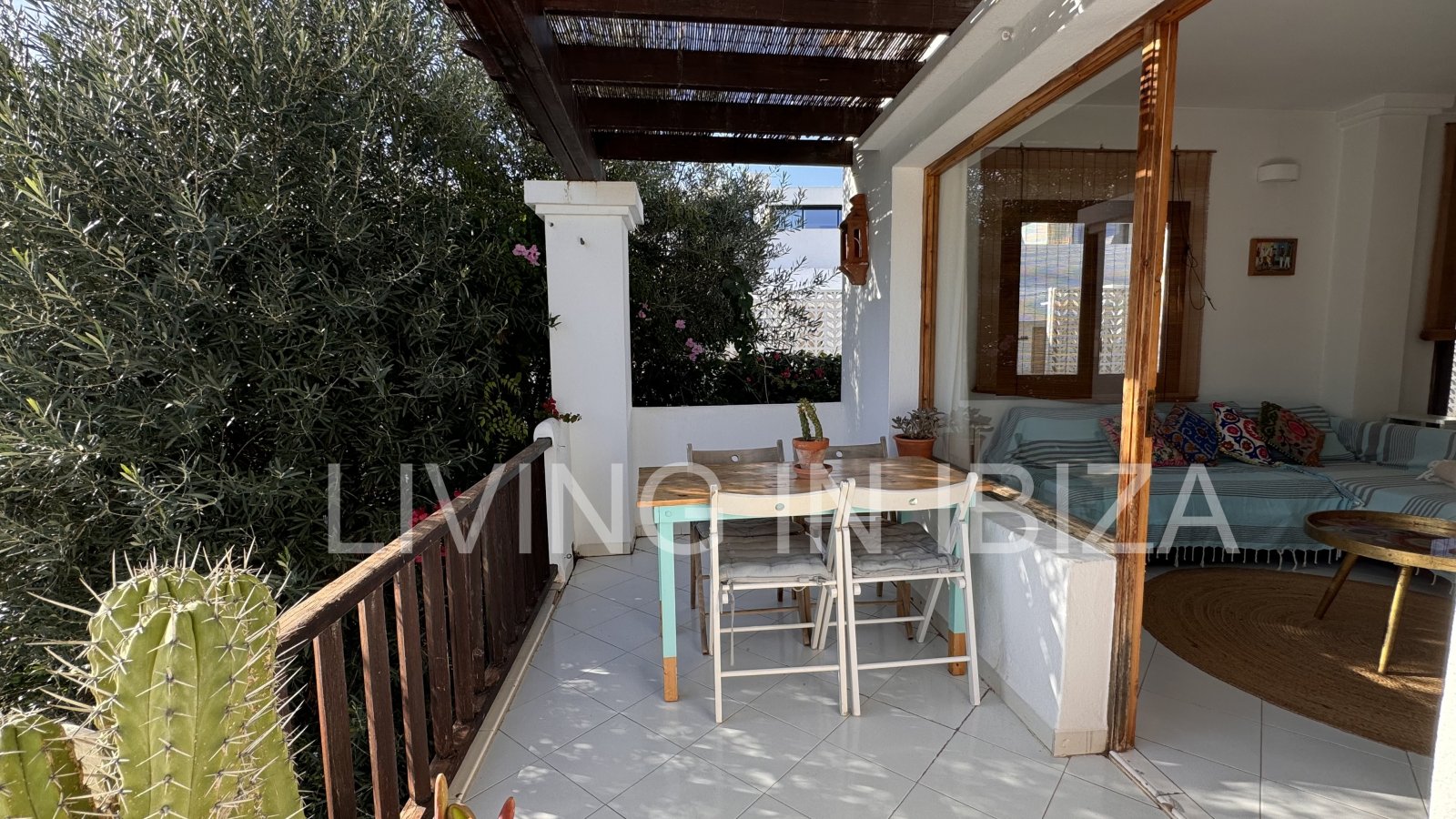 Siesta, Santa Eulalia del Rio: Seasonal rental: Charming penthouse furnished and equipped for rent from 1.05 to 31.10 in a residential area of Siesta, Santa Eulalia, Ibiza 