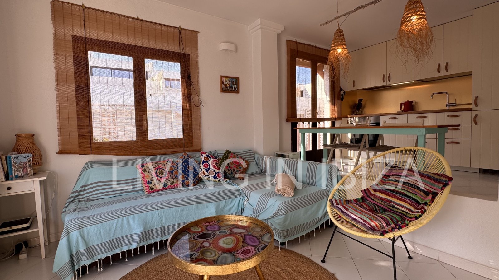 Seasonal rental: Charming penthouse furnished and equipped for rent from 1.05 to 31.10 in a residential area of Siesta, Santa Eulalia, Ibiza