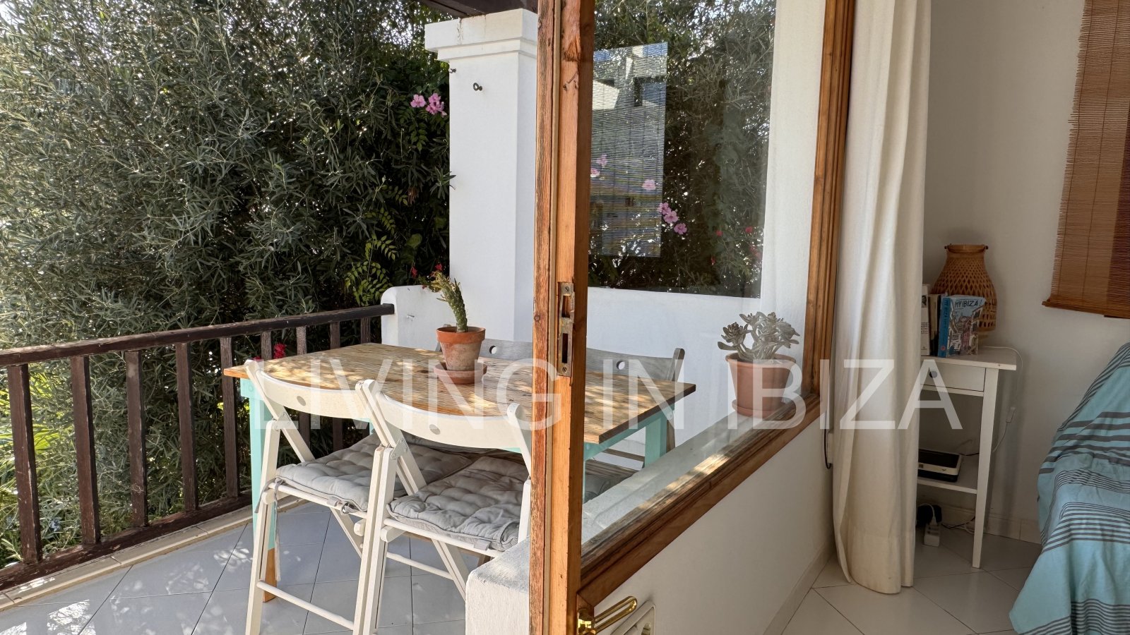 Seasonal rental: Charming penthouse furnished and equipped for rent from 1.05 to 31.10 in a residential area of Siesta, Santa Eulalia, Ibiza