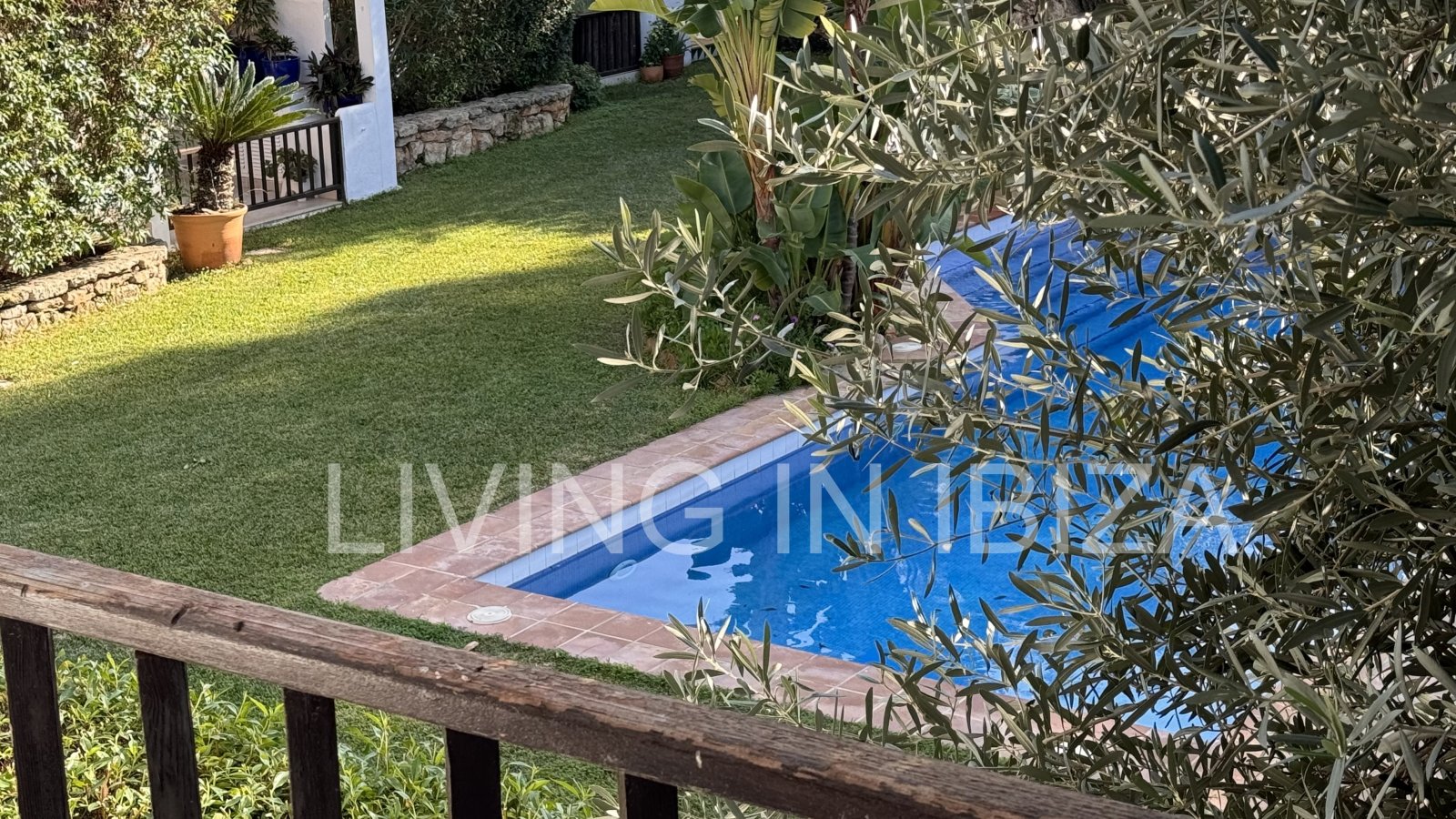 Seasonal rental: Charming penthouse furnished and equipped for rent from 1.05 to 31.10 in a residential area of Siesta, Santa Eulalia, Ibiza