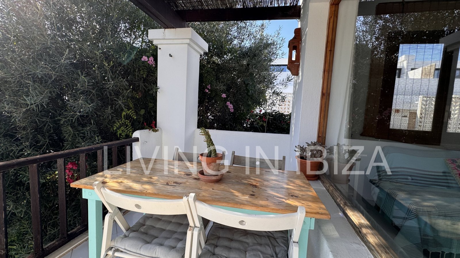 Seasonal rental: Charming penthouse furnished and equipped for rent from 1.05 to 31.10 in a residential area of Siesta, Santa Eulalia, Ibiza