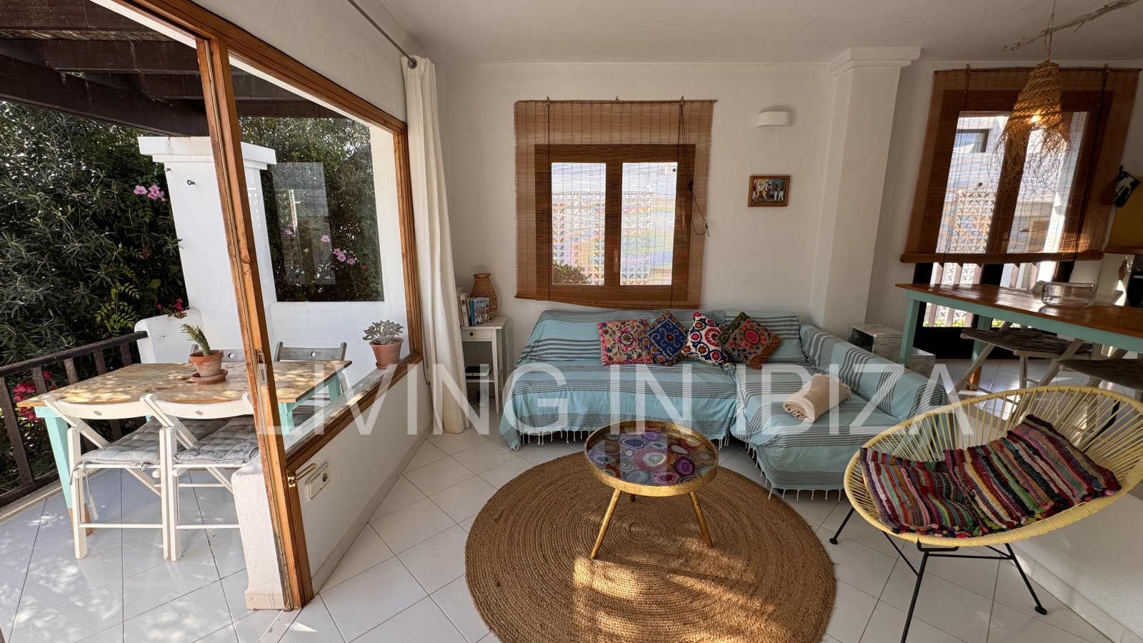Seasonal rental: Charming penthouse furnished and equipped for rent from 1.05 to 31.10 in a residential area of Siesta, Santa Eulalia, Ibiza