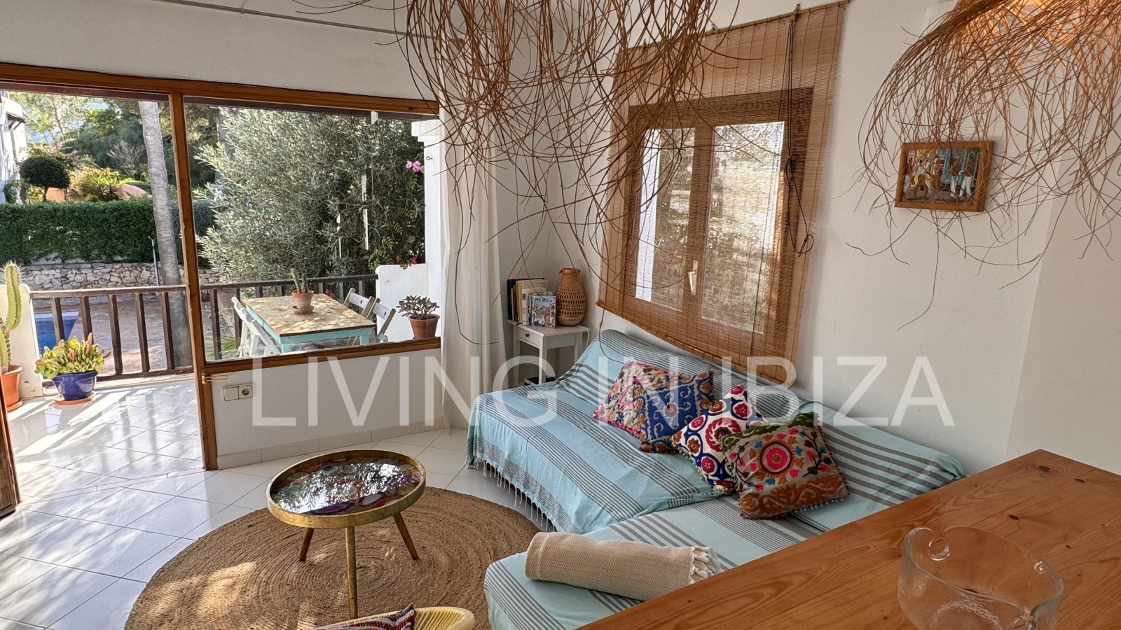 Seasonal rental: Charming penthouse furnished and equipped for rent from 1.05 to 31.10 in a residential area of Siesta, Santa Eulalia, Ibiza