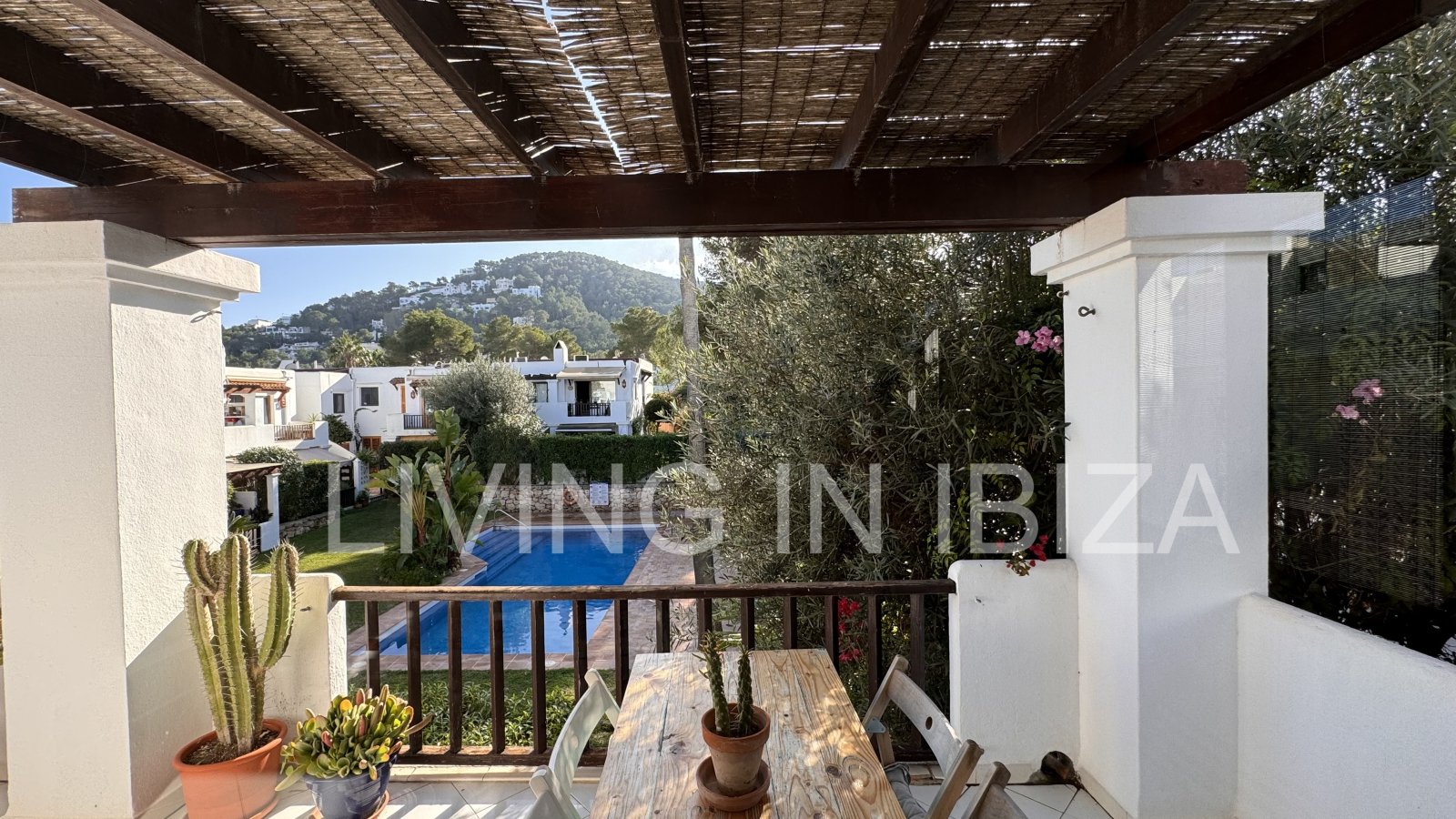 Seasonal rental: Charming penthouse furnished and equipped for rent from 1.05 to 31.10 in a residential area of Siesta, Santa Eulalia, Ibiza