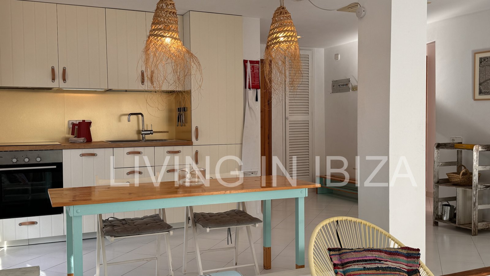 Seasonal rental: Charming penthouse furnished and equipped for rent from 1.05 to 31.10 in a residential area of Siesta, Santa Eulalia, Ibiza