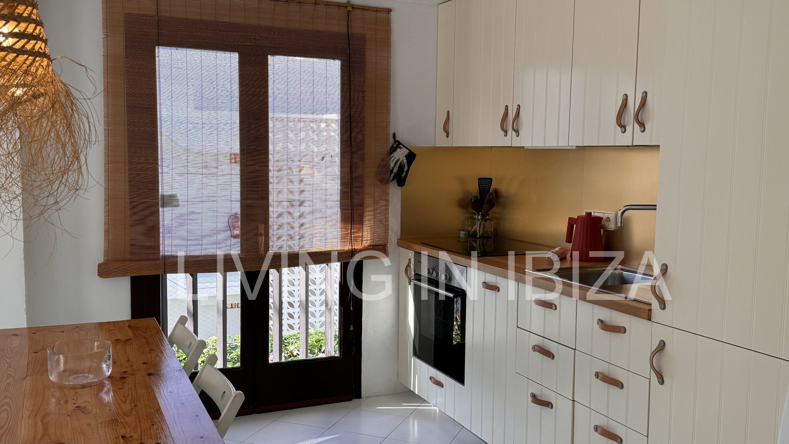 Seasonal rental: Charming penthouse furnished and equipped for rent from 1.05 to 31.10 in a residential area of Siesta, Santa Eulalia, Ibiza