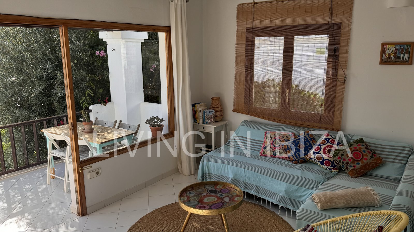 Seasonal rental: Charming penthouse furnished and equipped for rent from 1.05 to 31.10 in a residential area of Siesta, Santa Eulalia, Ibiza