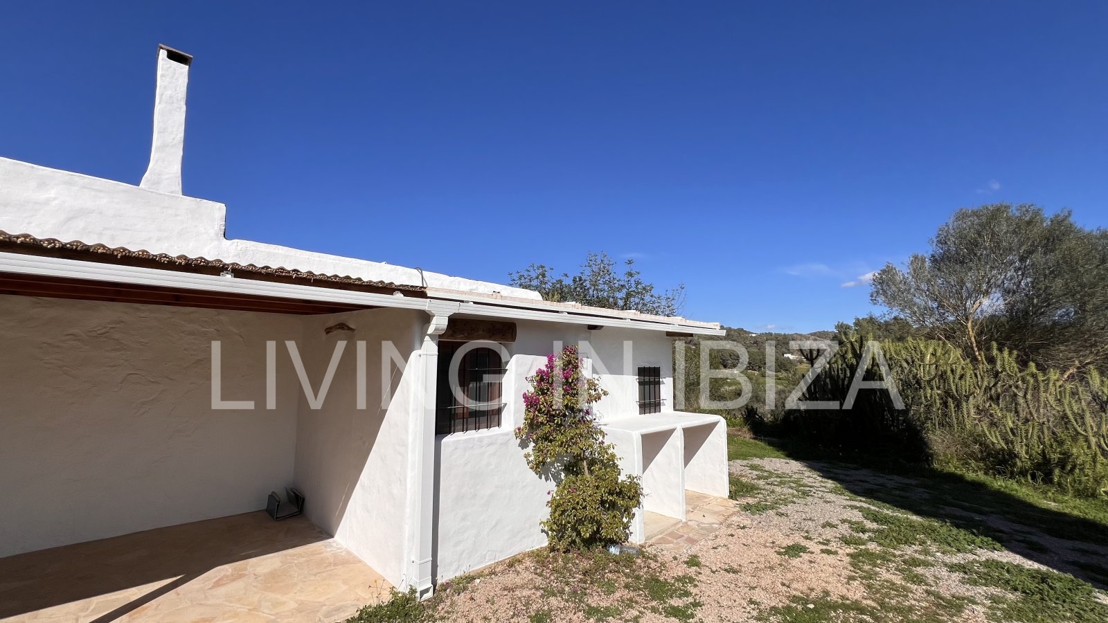 For yearly rental without furniture. An authentic country house in Santa Gertrudis, Ibiza. Enjoy the charm of living in the heart of nature