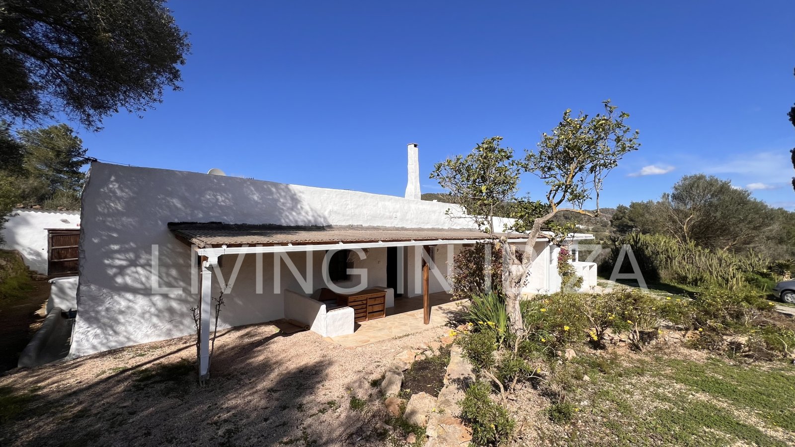 For yearly rental without furniture. An authentic country house in Santa Gertrudis, Ibiza. Enjoy the charm of living in the heart of nature