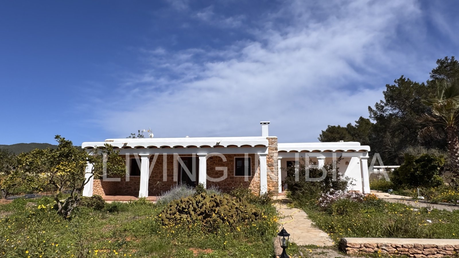 ANNUAL RENT. Yearly rent. Detached house 'Blumenfeld': located near San Carlos, in Santa Eulalia del Río (Ibiza), towards the Morna valley.