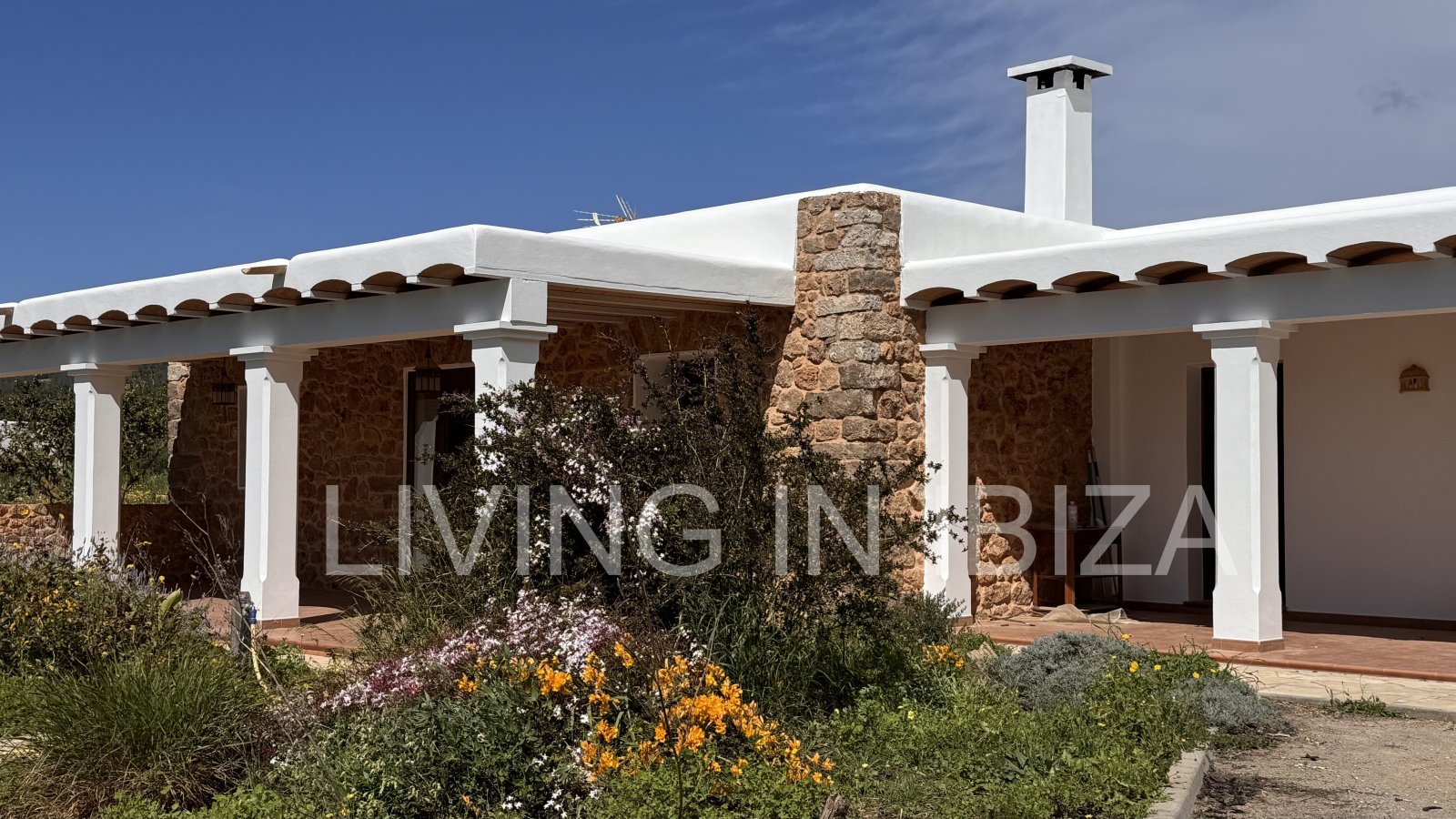 ANNUAL RENT. Yearly rent. Detached house 'Blumenfeld': located near San Carlos, in Santa Eulalia del Río (Ibiza), towards the Morna valley.