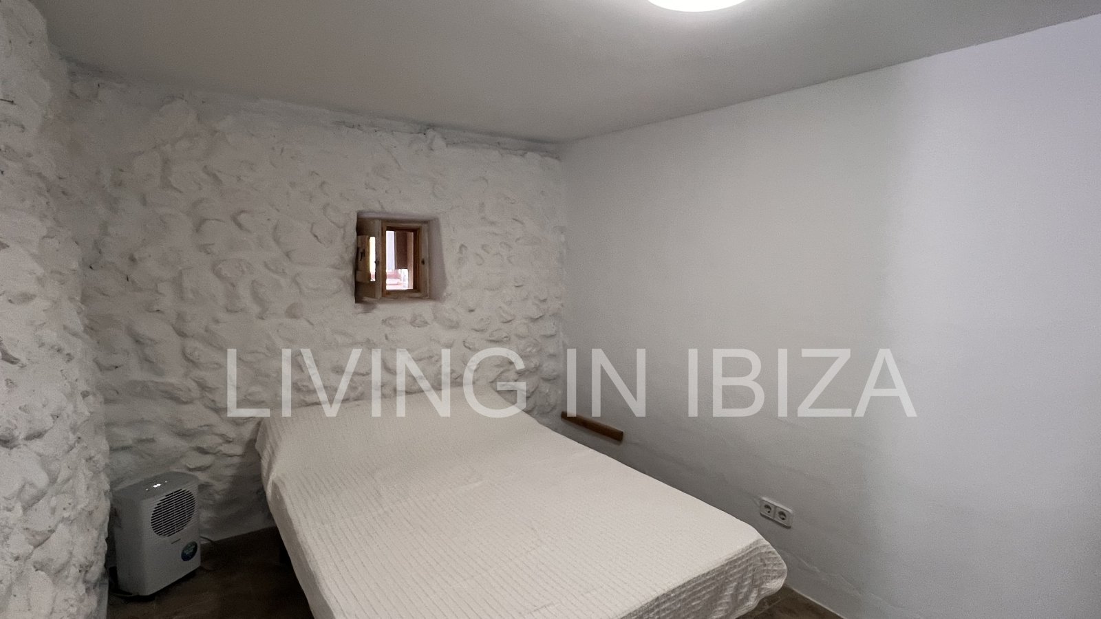 Short term seasonal contract. Comfortable detached house for rent in Es Canar, Santa Eulalia del Rio. Approx. 800 m. from the sea. With swimming pool