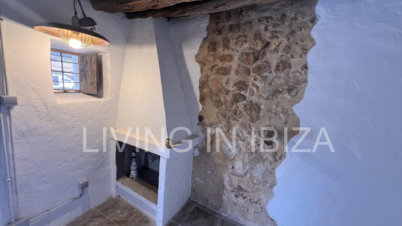 Short term seasonal contract. Comfortable detached house for rent in Es Canar, Santa Eulalia del Rio. Approx. 800 m. from the sea. With swimming pool