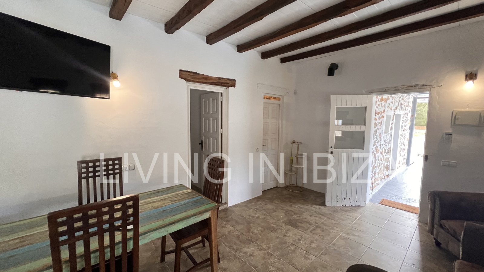 Short term seasonal contract. Comfortable detached house for rent in Es Canar, Santa Eulalia del Rio. Approx. 800 m. from the sea. With swimming pool