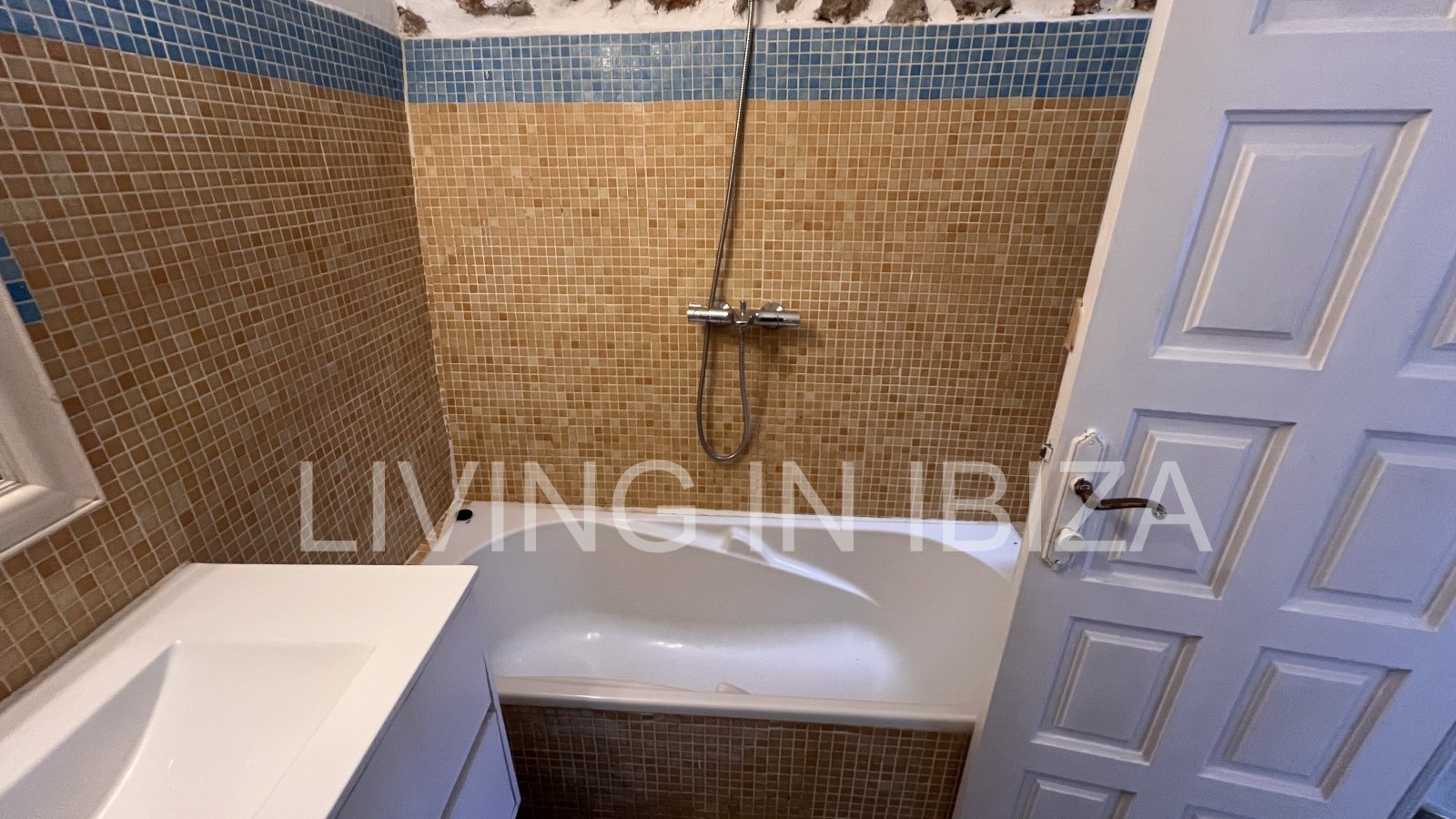 Short term seasonal contract. Comfortable detached house for rent in Es Canar, Santa Eulalia del Rio. Approx. 800 m. from the sea. With swimming pool