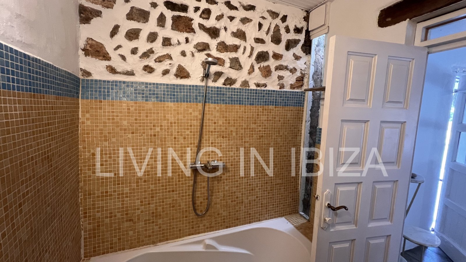 Short term seasonal contract. Comfortable detached house for rent in Es Canar, Santa Eulalia del Rio. Approx. 800 m. from the sea. With swimming pool