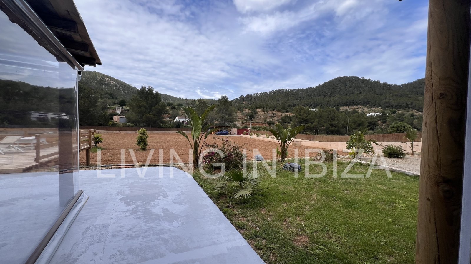 Short term seasonal contract. Comfortable detached house for rent in Es Canar, Santa Eulalia del Rio. Approx. 800 m. from the sea. With swimming pool