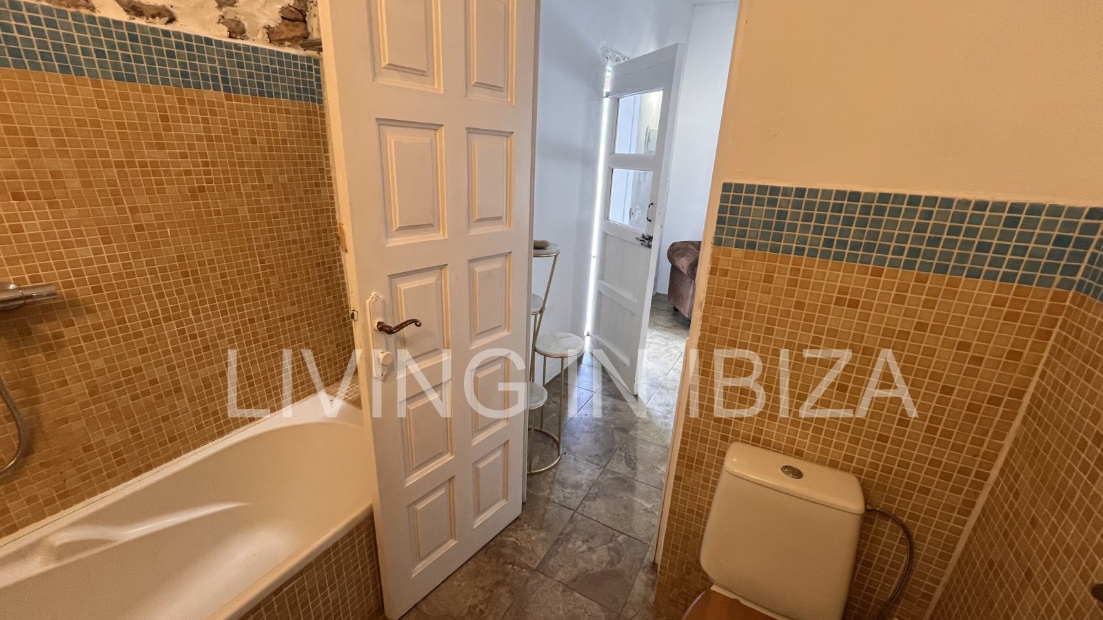 Short term seasonal contract. Comfortable detached house for rent in Es Canar, Santa Eulalia del Rio. Approx. 800 m. from the sea. With swimming pool