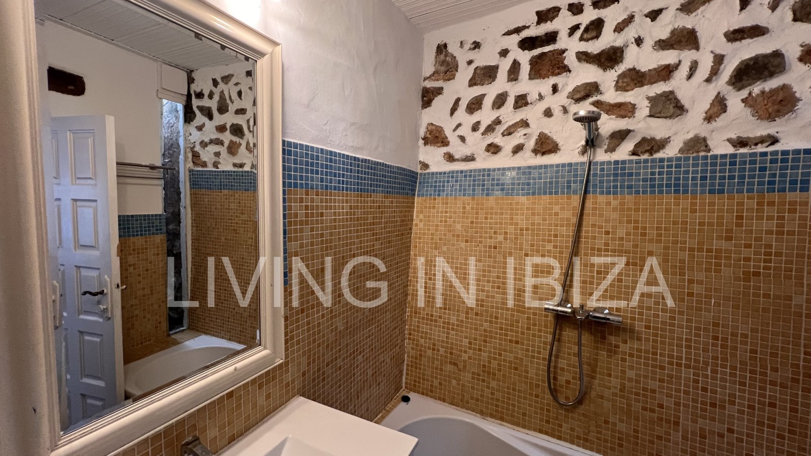 Short term seasonal contract. Comfortable detached house for rent in Es Canar, Santa Eulalia del Rio. Approx. 800 m. from the sea. With swimming pool