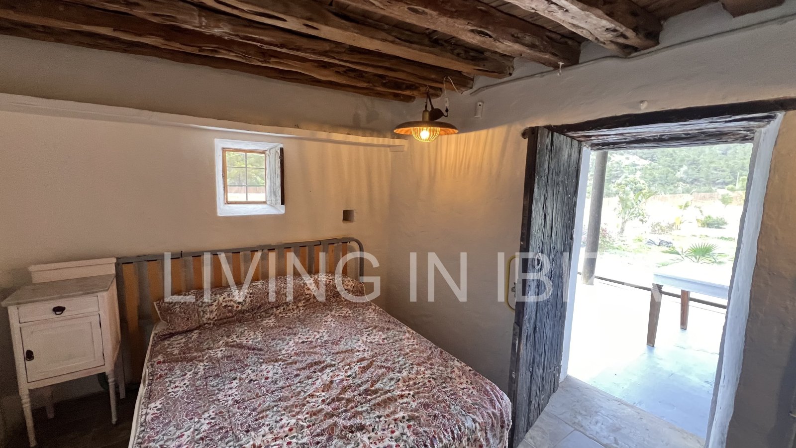 Short term seasonal contract. Comfortable detached house for rent in Es Canar, Santa Eulalia del Rio. Approx. 800 m. from the sea. With swimming pool