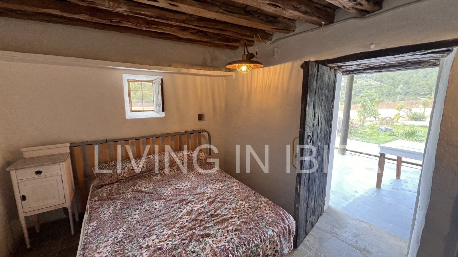 Short term seasonal contract. Comfortable detached house for rent in Es Canar, Santa Eulalia del Rio. Approx. 800 m. from the sea. With swimming pool