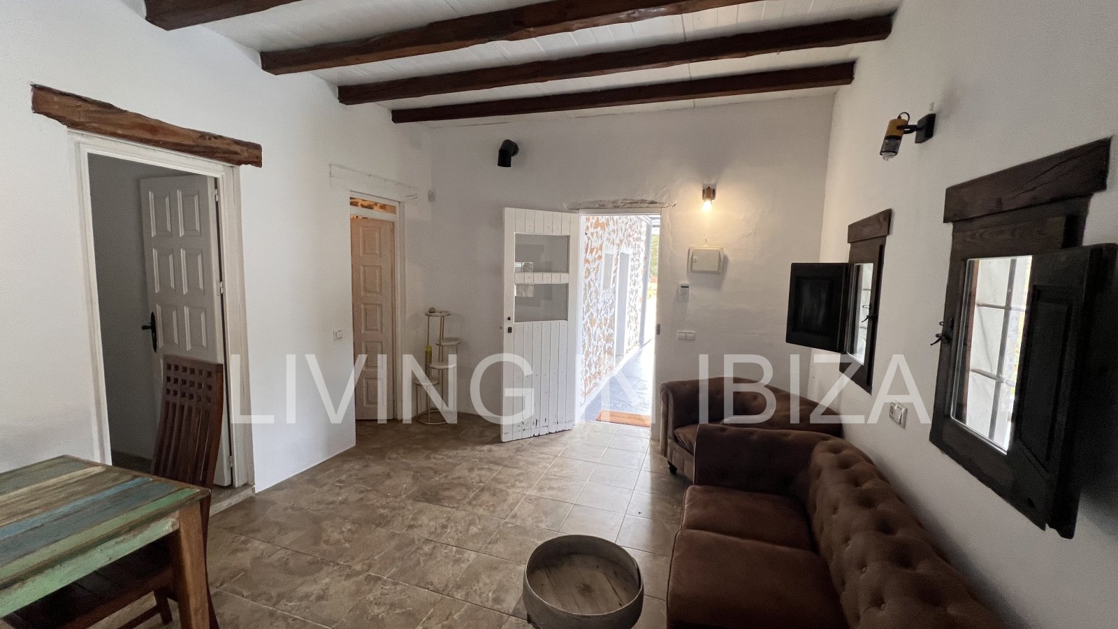 Short term seasonal contract. Comfortable detached house for rent in Es Canar, Santa Eulalia del Rio. Approx. 800 m. from the sea. With swimming pool
