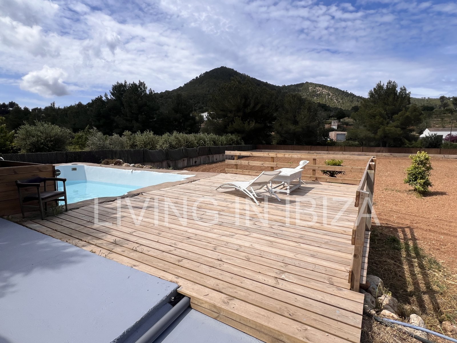 Short term seasonal contract. Comfortable detached house for rent in Es Canar, Santa Eulalia del Rio. Approx. 800 m. from the sea. With swimming pool