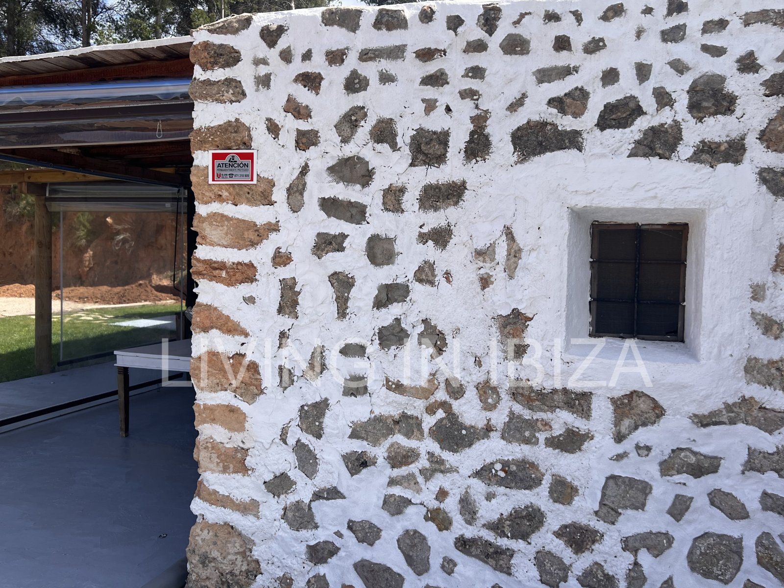 Short term seasonal contract. Comfortable detached house for rent in Es Canar, Santa Eulalia del Rio. Approx. 800 m. from the sea. With swimming pool