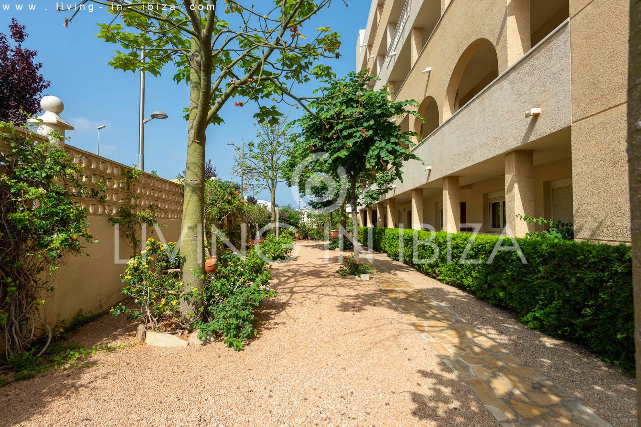 Annual rent / Long term contract - Very spacious, beautiful and cozy apartment in Santa Eulalia del Río, Ibiza. With community pool and garden.