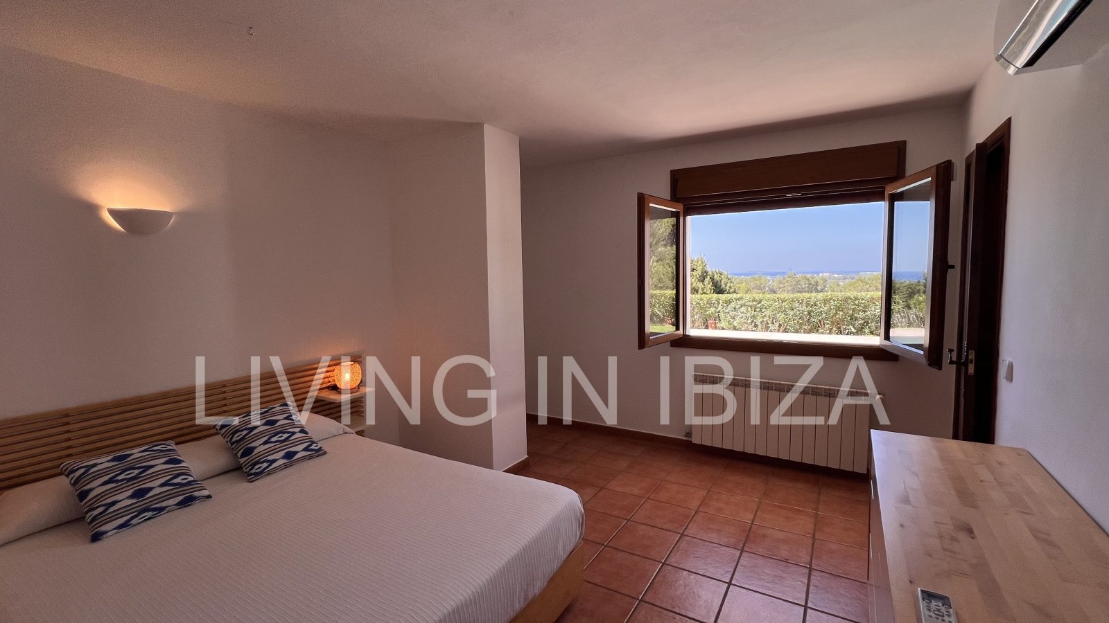  Attractive and spacious villa with Pool and sea views for seasonal rent in San Carlos, Santa Eulalia del Río, Ibiza, near Cala Nova, Cala Llenya 