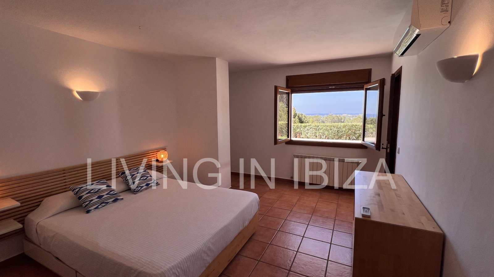  Attractive and spacious villa with Pool and sea views for seasonal rent in San Carlos, Santa Eulalia del Río, Ibiza, near Cala Nova, Cala Llenya 