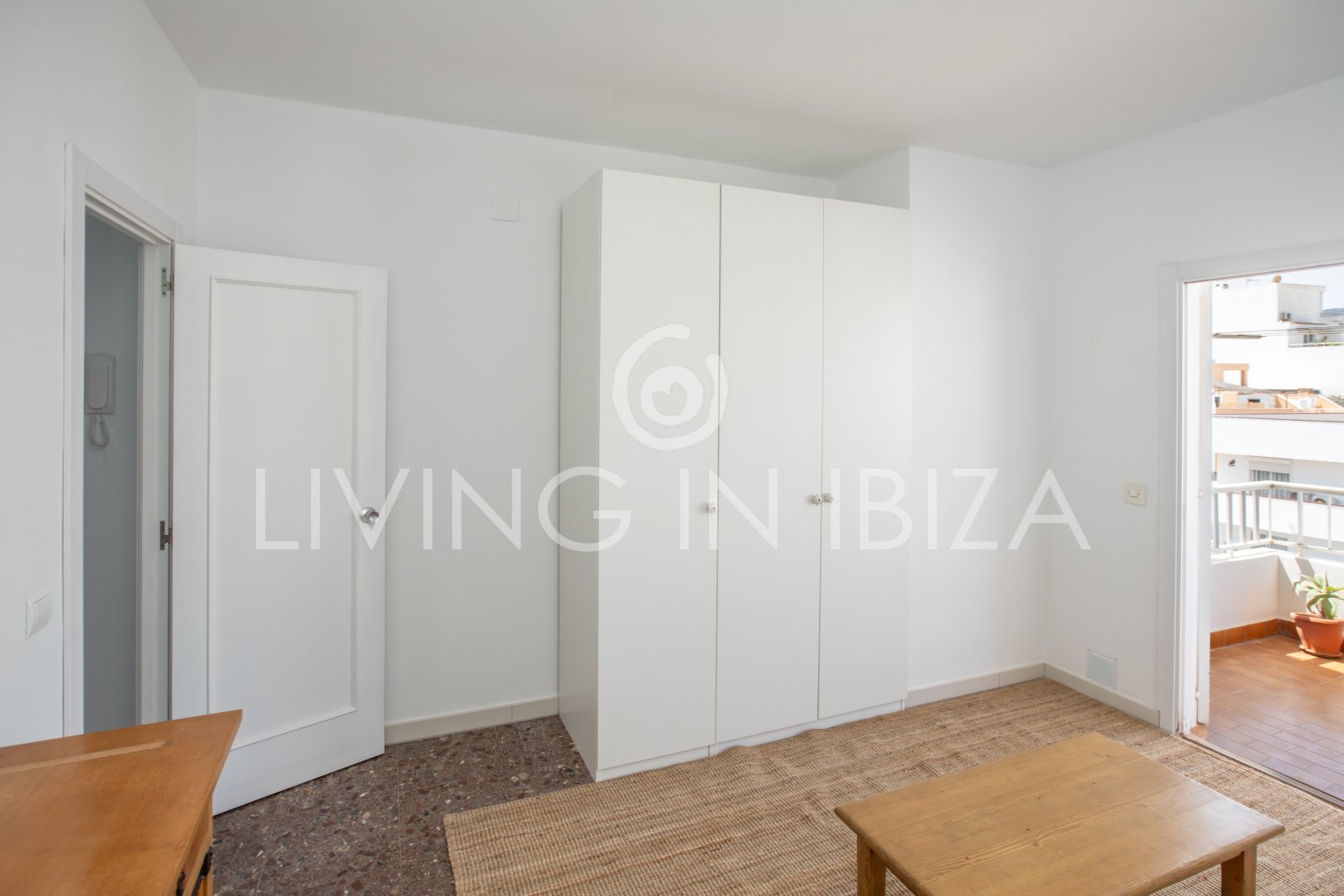 For sale. This cosy Mediterranean-style apartment, located in Santa Eulalia del Río (Ibiza). 